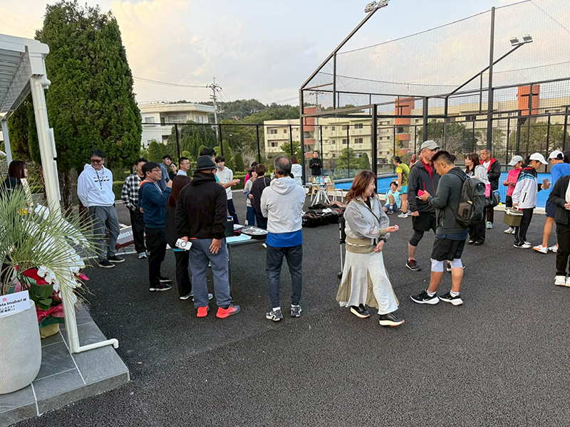 パデルの指導を受けるイベント来場者