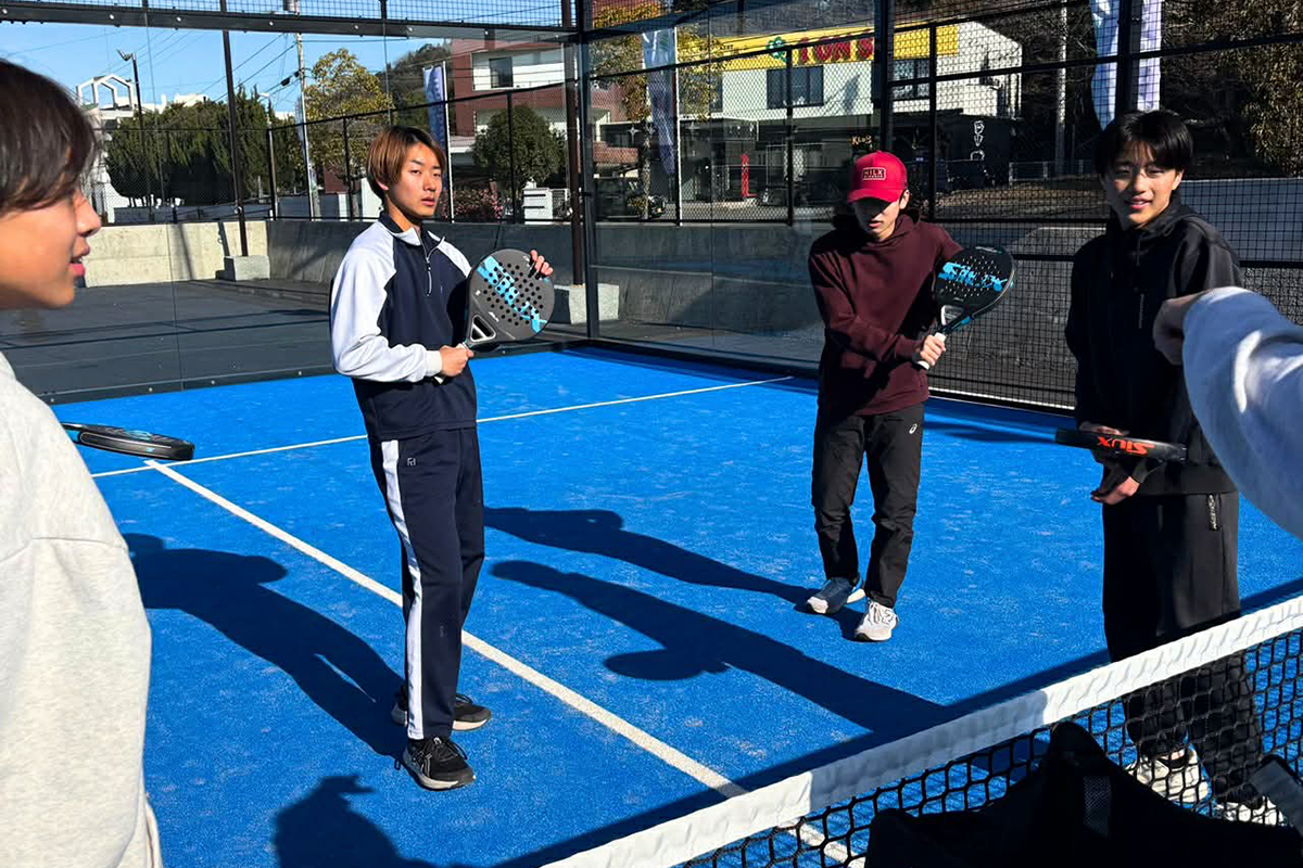 ProPadel Japanのコーチが生徒にパデルを指導
